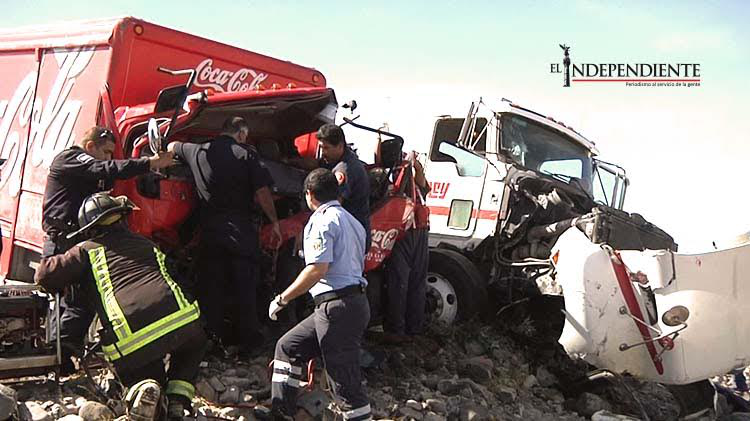 Tres lesionados tras impacto de dos camiones en carretera a Pichilingue
