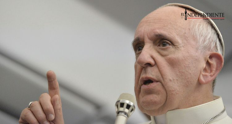 Advierte el Papa Francisco que la mesa es para compartir en familia y no para usar celulares