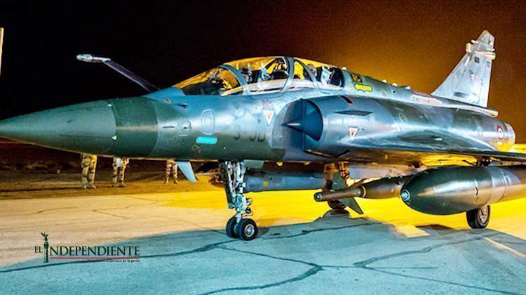 Francia bombardea base del EI; hubo coordinación con EU