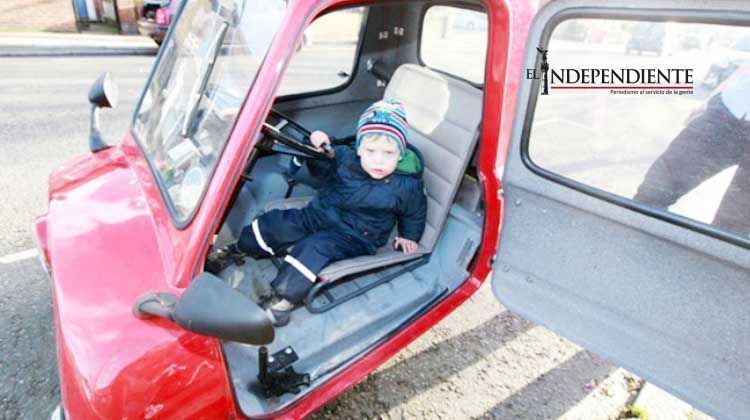 Ladrones roban un coche con un niño dentro...y lo dejan en su escuela