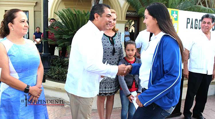 Cumple XII Administración Municipal con entrega de becas a estudiantes