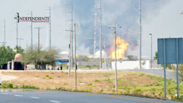 Suman ocho trabajadores lesionados por incendio en refinería