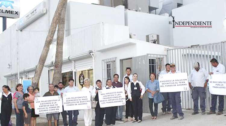 Se manifiestan trabajadores de TELMEX