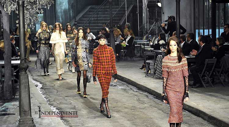 Karl Lagerfeld evoca a Fellini en su pasarela en Italia