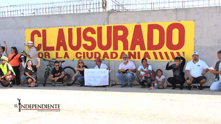 Ciudadanos -clausuran- muro de la Transpeninsular de manera simbólica