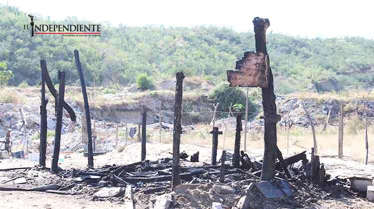 Fuego arrasa con vivienda en invasión Santa Rosa