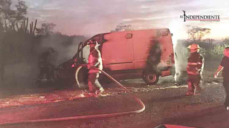 Se incendió  ambulancia del ISSSTE en la carretera a Los Planes