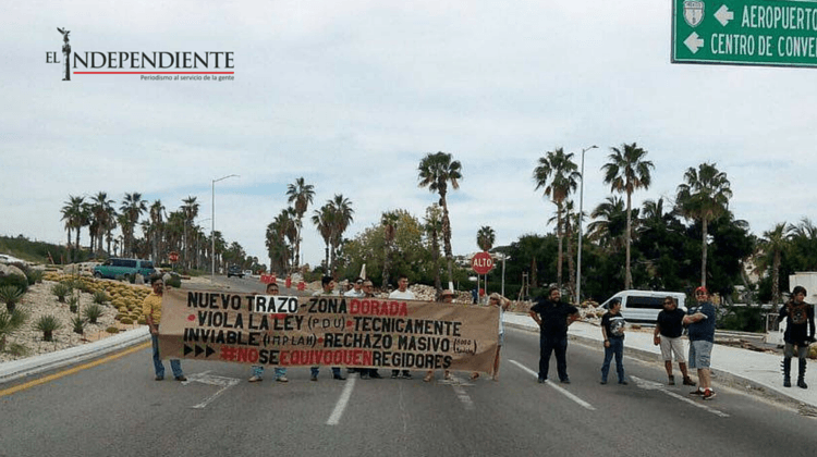 Opositores al tramo carretero "Zona Dorada" bloquean la transpeninsular