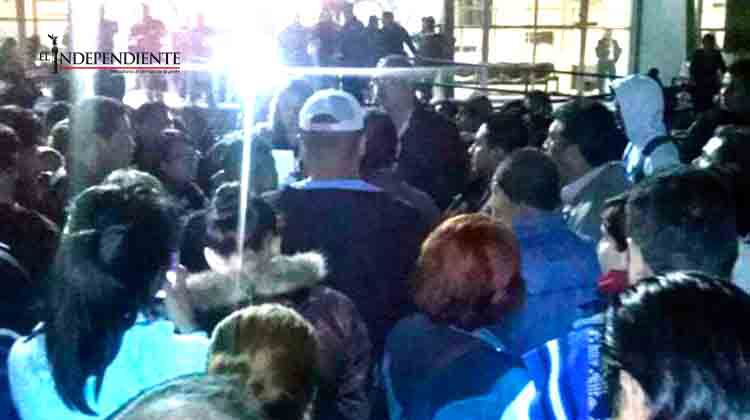 CNTE y normalistas bloquean carretera; exigen liberar a 52 normalistas