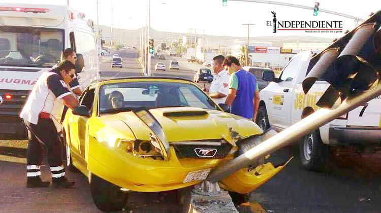 Lo estrenó!... Destroza su auto deportivo al impactarse contra semáforo recién instalado