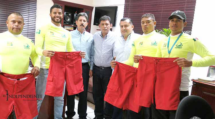 Entrega Gobierno Municipal uniformes a guardavidas de ZOFEMAT