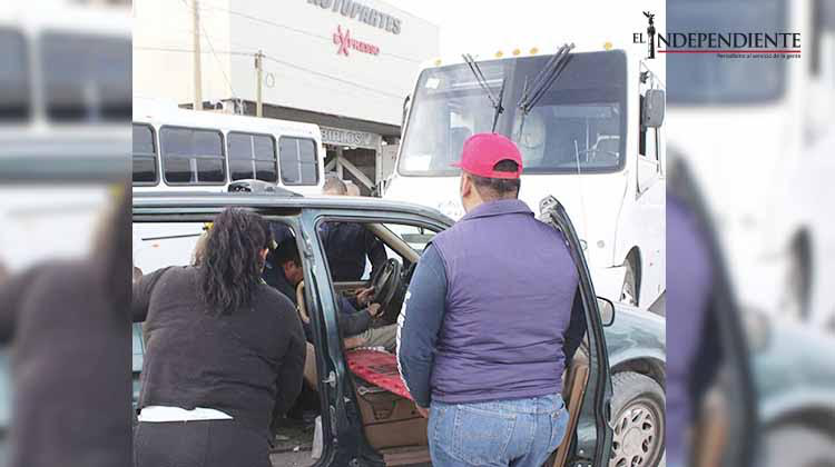 Carambola entre dos vehículos y autobús de transporte de personal deja dos lesionados