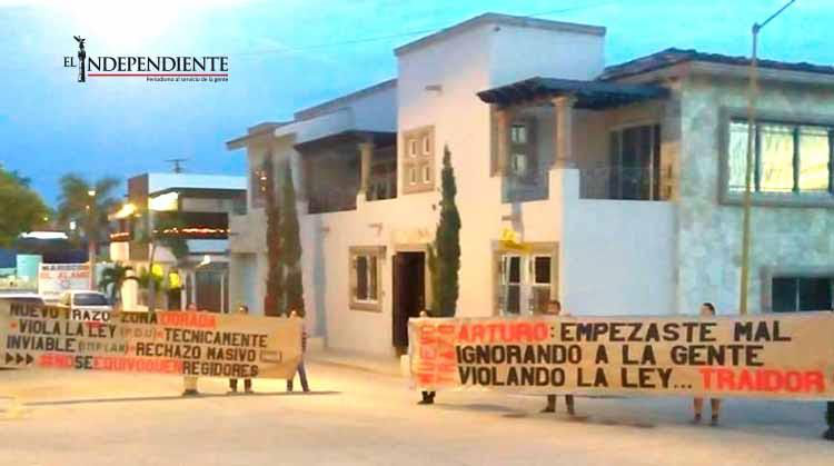 Opositores al nuevo tramo carretero se manifiestan afuera de la casa del alcalde