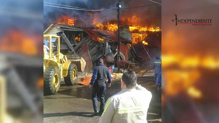 Fuerte incendio en la Ciudad de Santa Rosalía