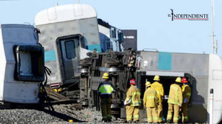 Tren arrolla autobús en Sinaloa; reportan cuatro muertos