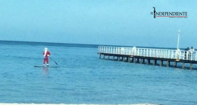 Paddlea Santa Claus en el Malecón de La Paz