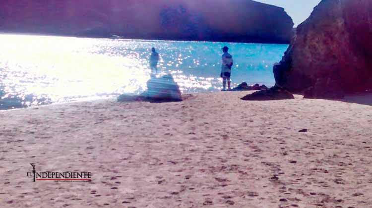 Muere vacacionista en playa Balandra; presumen un paro cardiaco como causa del fallecimiento