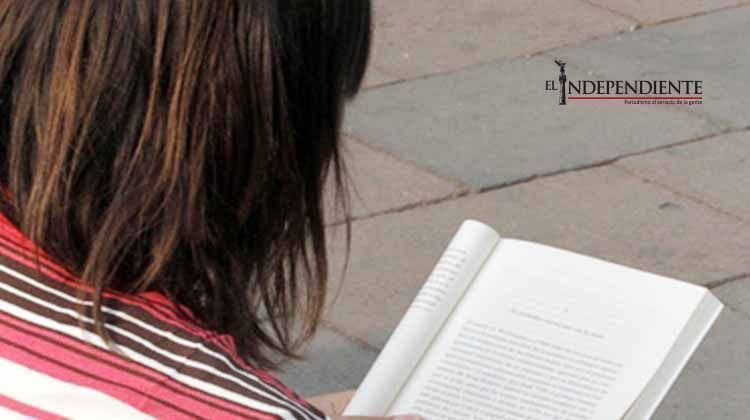 Actor Fernando Becerril invita a leer un libro antes de dormir