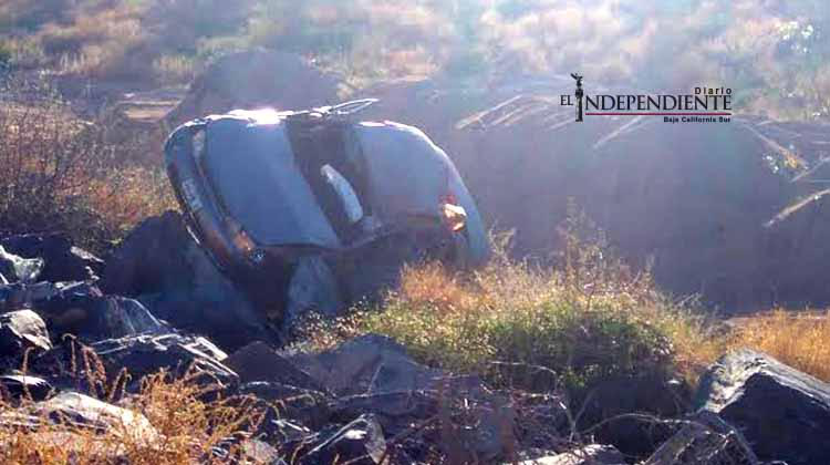 Dos lesionados tras volcadura en libramiento Daniel Roldán