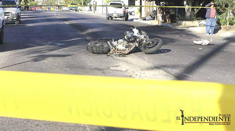 Muere motociclista al impactarse contra un camión Urbano