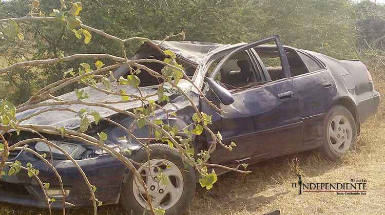 Exceso de velocidad ocasiona volcadura; la conductora quedó “prensada”