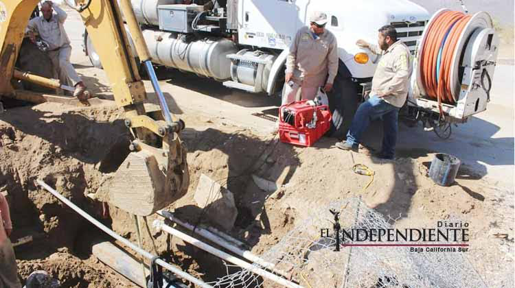 Atacan con palos y piedras a personal de OOMSAPAS que pretende cortar toma clandestina