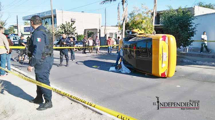 Mujer embarazada quedó atrapada en taxi tras volcadura