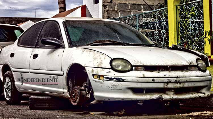 Inicia el Ayto de La Paz con el retiro de vehículos abandonados en la vía pública