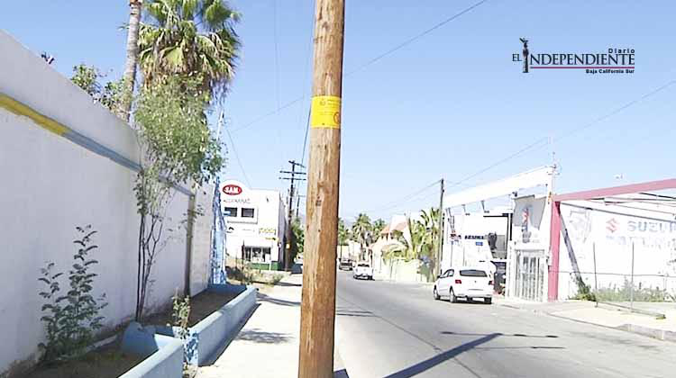 Repararon calles del centro de CSL pero dejaron postes inservibles que obstruyen rampas