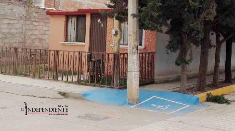 CFE moverá los postes que obstruyan rampas para discapacitados