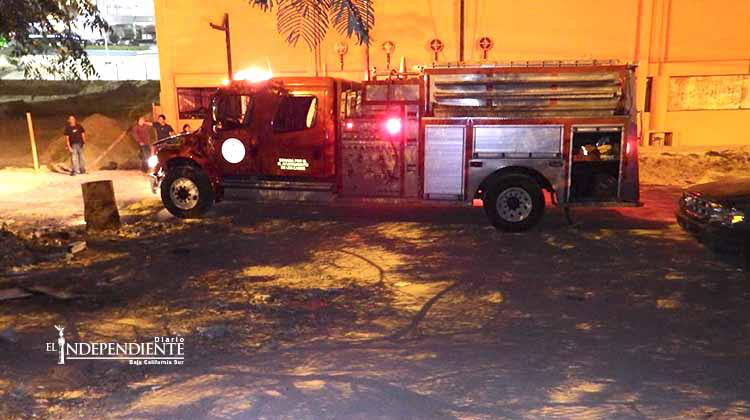 Dejaron  un ‘‘raidolito’’ prendido y se incendió la casa