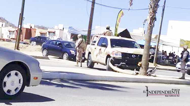 Choca vehículo de militares en CSL; se estrelló contra una palmera