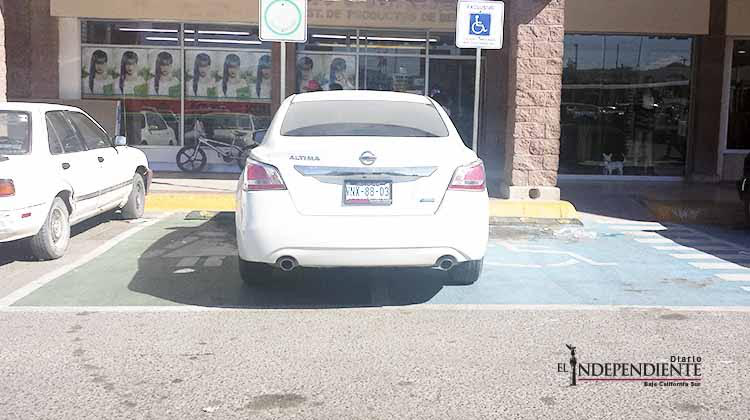 Multas superiores a 7 mil pesos y autos al corralón a quien se estacione en lugares para discapacitados