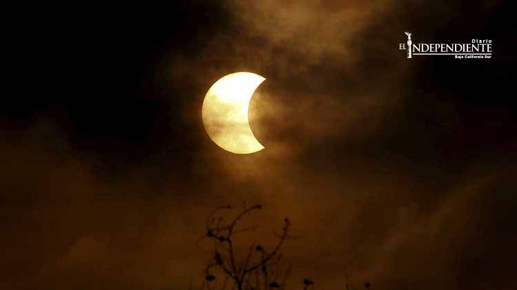Eclipse 'engalana' el cielo de Indonesia
