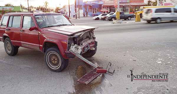 En accidentado fin de semana mujer sale herida al volcar su auto en glorieta de FONATUR