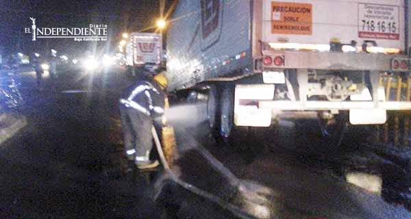 Accidente de un tráiler provoca derramamiento de diésel en La Paz