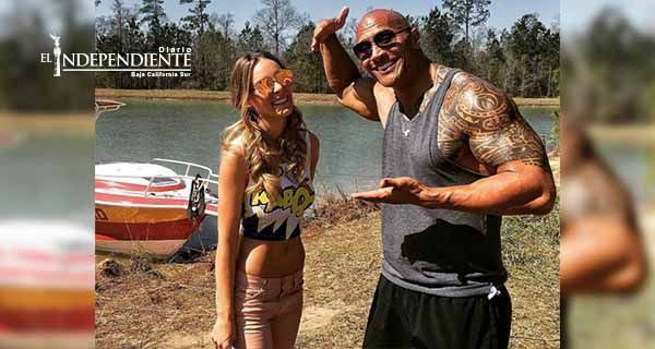 Belinda y 'La Roca' comparten foto en el set de 'Baywatch'