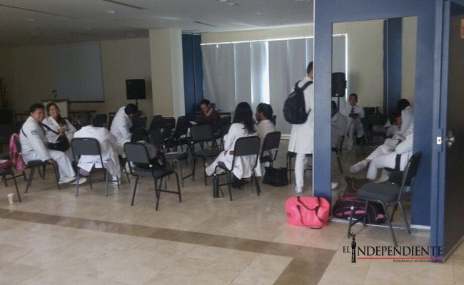 Se manifiestan médicos del Hospital Salvatierra