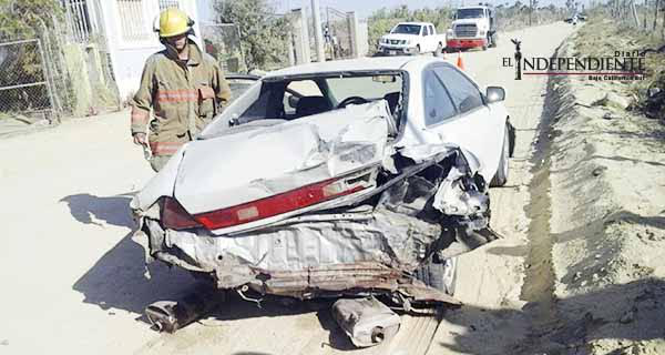 Provoca fuerte accidente en una brecha tras perder el control de su auto