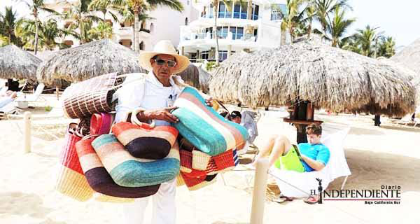 Inspección Fiscal realiza censo para regularizar a vendedores ambulantes de playa