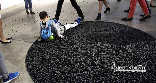 Niño cae sobre pieza de arte contemporáneo en Hong Kong