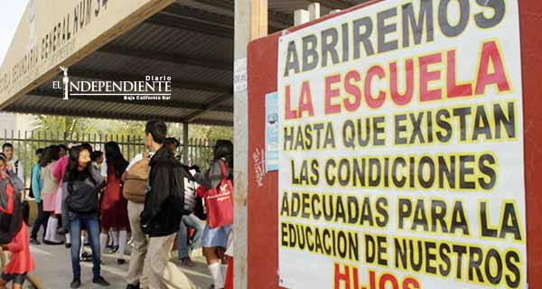 Padres de familia cierran 2 planteles escolares en protesta por las malas instalaciones
