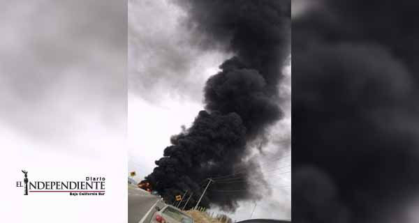Explota pipa con combustible en carretera a Todos Santos