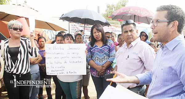 Pese a reunión con director de ISIFE, padres de familia mantienen cerradas dos escuelas en SJC