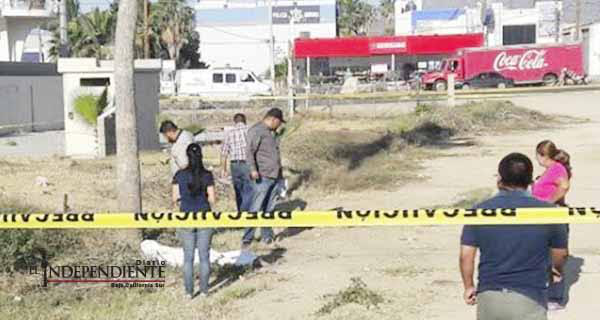 Encuentran a un hombre muerto frente a comandancia policial de SJC