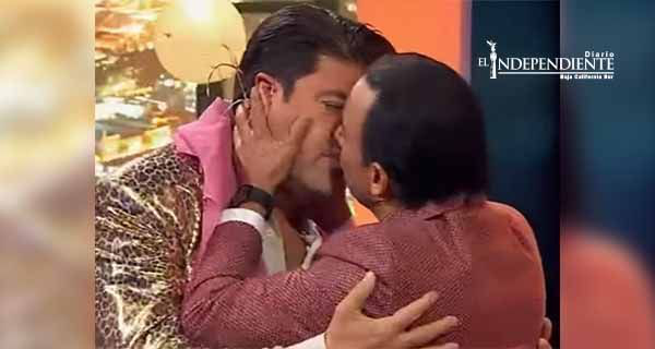 Adal Ramones besa en la boca al 'Burro' Van Rankin