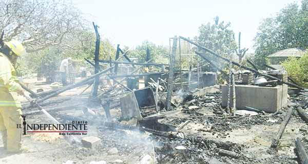 Incendio reduce a cenizas una vivienda en el rancho “Cascabeles”