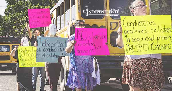 Ciudadanos se manifiestan en contra de los choferes del transporte público