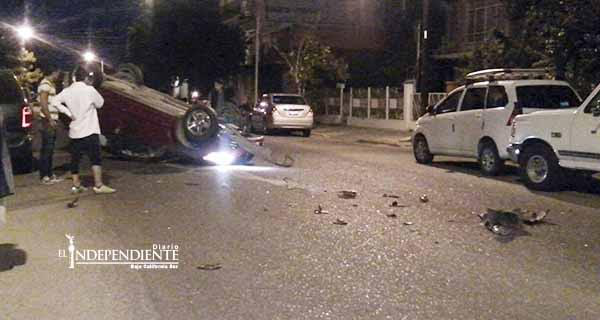 Chocó a dos vehículos y se dio a la fuga