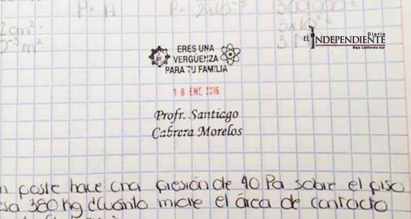 Cesan a maestro de Puebla por usar sellos con frases despectivas